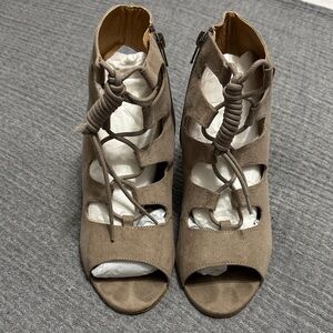 Taupe suede Lace-Up Women's Shoes -Steve madden size 8 zip entrance,wood heal.